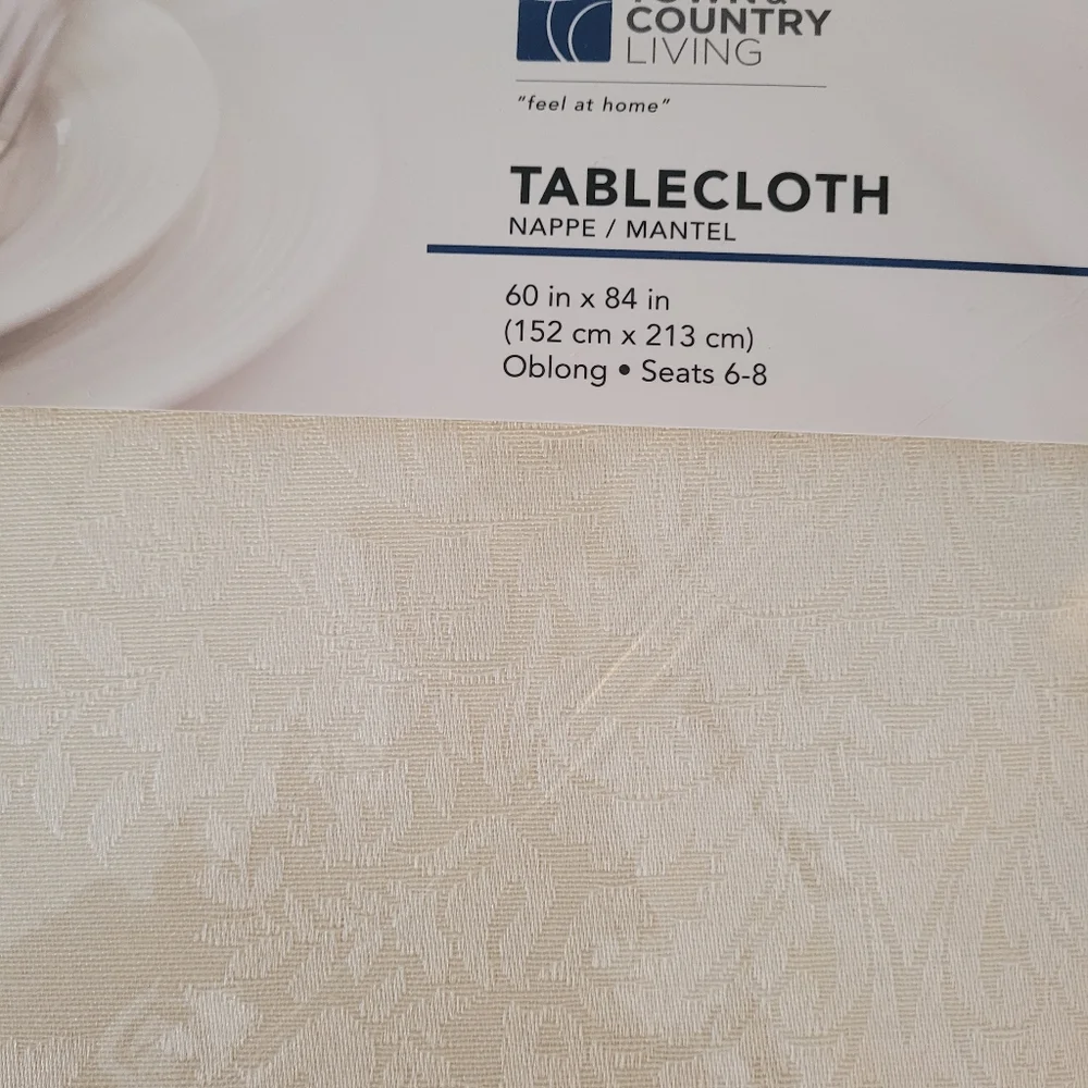 Town and Country Living Tablecloth NWT 60